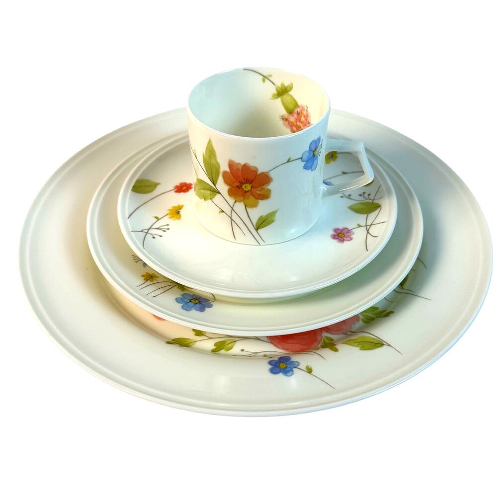 Mikasa Bone China Japan 1974-1996 Retired 'Just Flowers' 4-Piece Place Setting